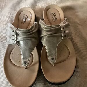Clarks Collection Womens Silvery Gold Metallic Thong Sandal  9M